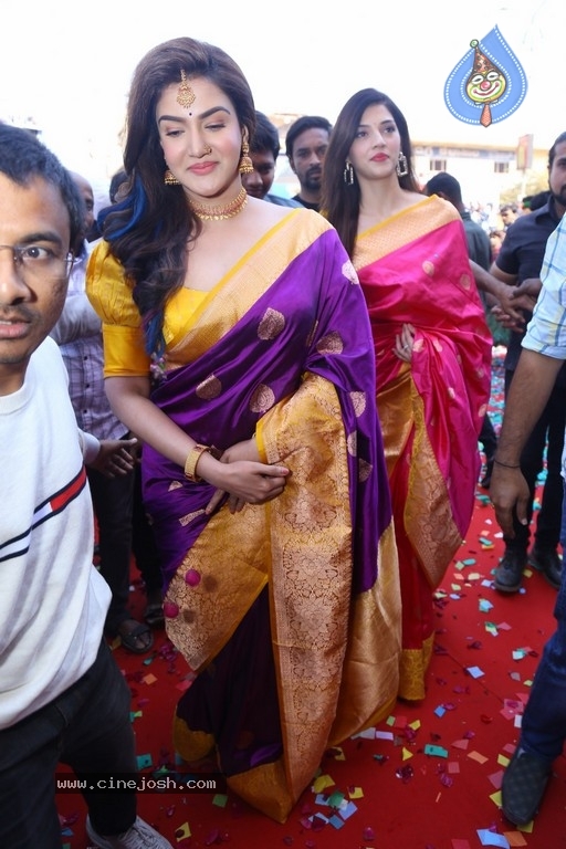 Mehreen launches Chandana Brothers Mall - 32 / 42 photos
