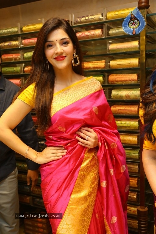 Mehreen launches Chandana Brothers Mall - 36 / 42 photos