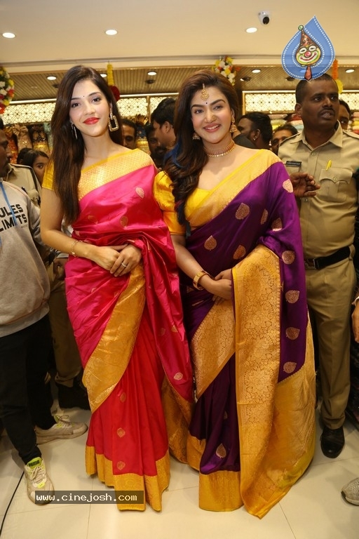 Mehreen launches Chandana Brothers Mall - 37 / 42 photos