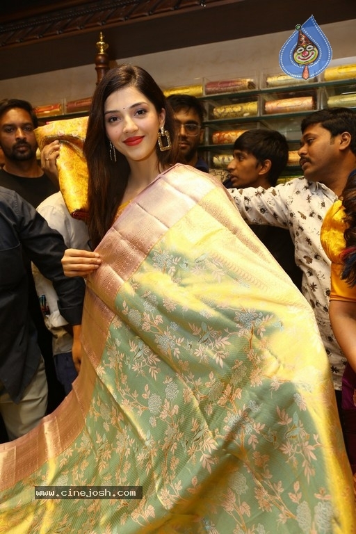 Mehreen launches Chandana Brothers Mall - 42 / 42 photos
