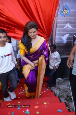 Mehreen launches Chandana Brothers Mall - 29 of 42