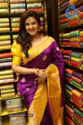 Mehreen launches Chandana Brothers Mall - 31 of 42