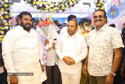 Mehreen launches Chandana Brothers Mall - 33 of 42