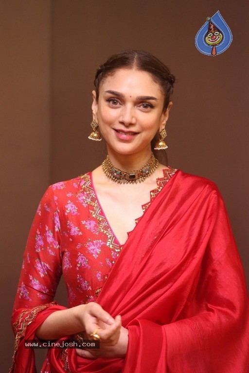 Aditi Rao Hydari Photos - 10 / 21 photos