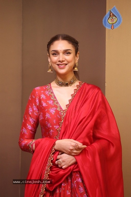 Aditi Rao Hydari Photos - 16 / 21 photos