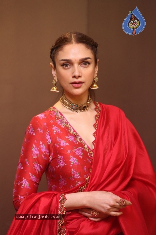 Aditi Rao Hydari Photos - 17 / 21 photos