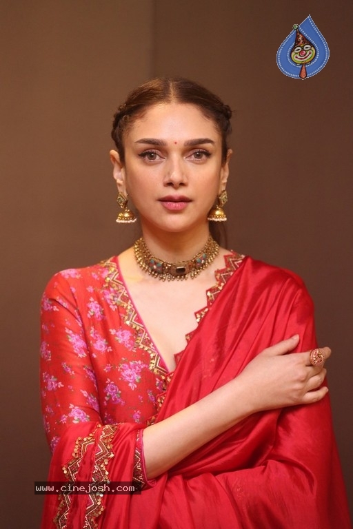 Aditi Rao Hydari Photos - 18 / 21 photos