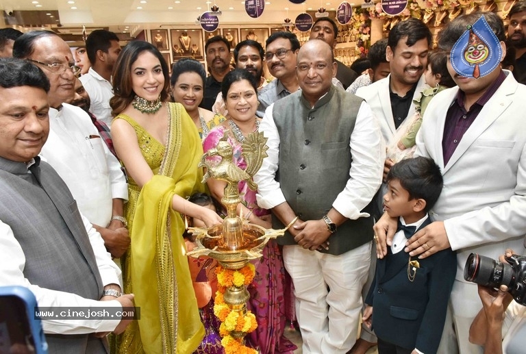 Ritu Varma Launches Emmadi Jewellery - 6 / 18 photos