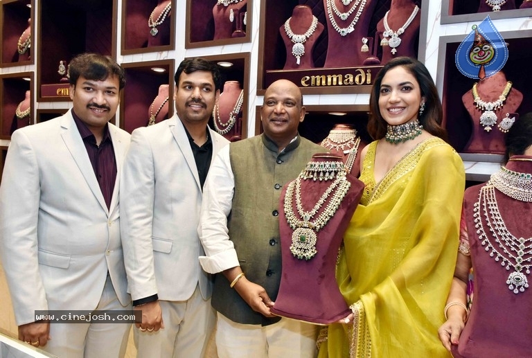 Ritu Varma Launches Emmadi Jewellery - 7 / 18 photos