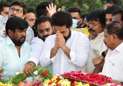 Tarak at NTR Ghat - 2 of 4