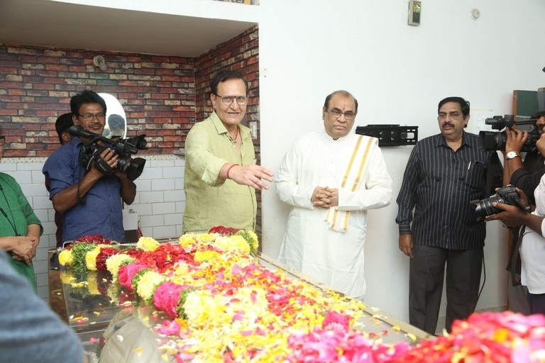 Celebs Pay homage to Chandra Mohan  - 24 / 24 photos