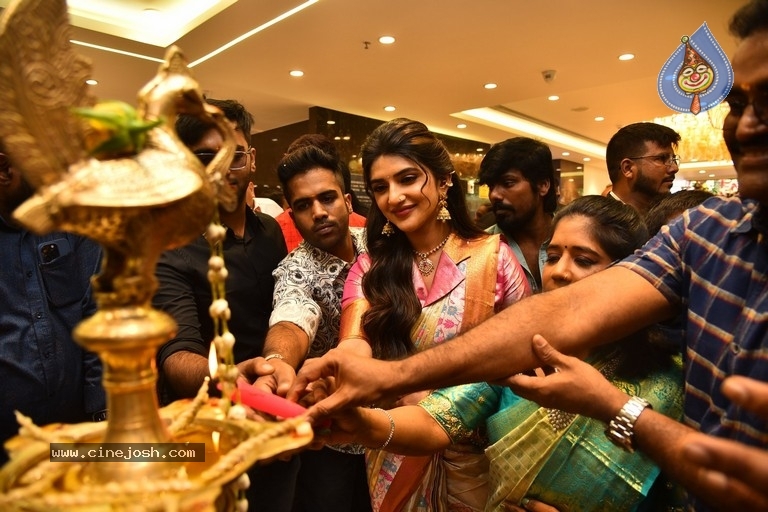 Sreeleela at CMR family mall in Kukatpally - 14 / 36 photos