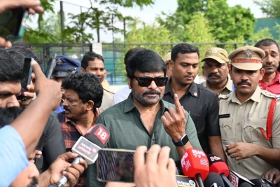 Celebrities Cast Their Vote - 4 of 38