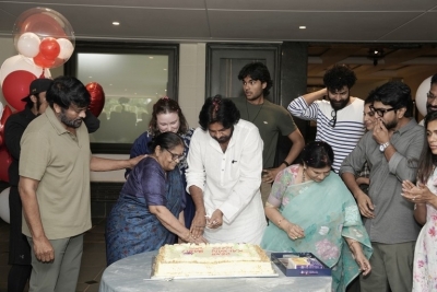 Pawan Kalyan Meets Megastar - 3 of 22