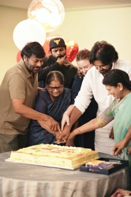 Pawan Kalyan Meets Megastar - 5 of 22