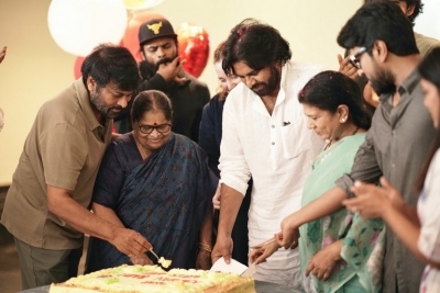 Pawan Kalyan Meets Megastar - 9 of 22