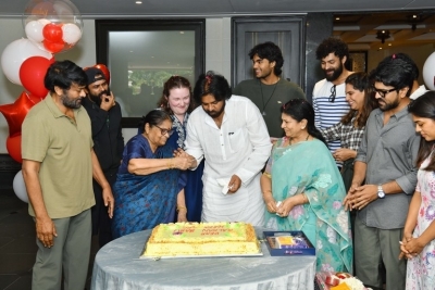 Pawan Kalyan Meets Megastar - 10 of 22