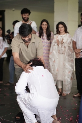 Pawan Kalyan Meets Megastar - 11 of 22