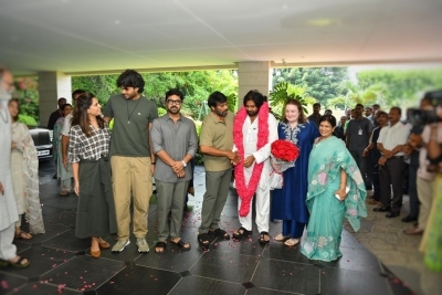 Pawan Kalyan Meets Megastar - 14 of 22
