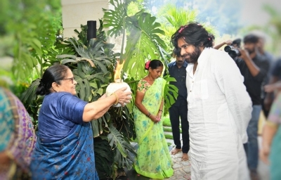 Pawan Kalyan Meets Megastar - 15 of 22