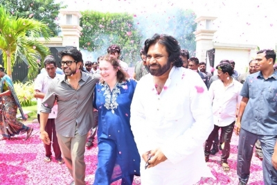 Pawan Kalyan Meets Megastar - 17 of 22