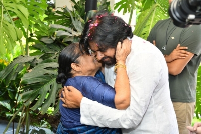 Pawan Kalyan Meets Megastar - 18 of 22