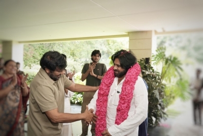 Pawan Kalyan Meets Megastar - 20 of 22