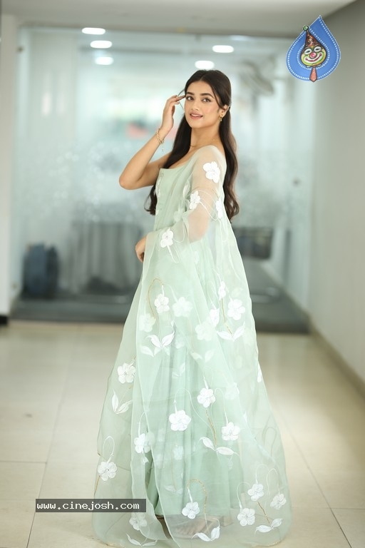 Bhagyashri Borse Pics - 3 / 20 photos