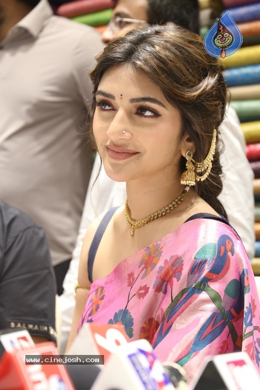 Sreeleela Launches Mangalya Shopping Mall - 13 / 30 photos