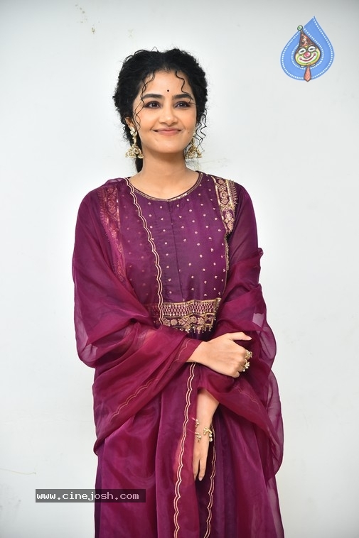 Anupama Parameswaran - 15 / 21 photos