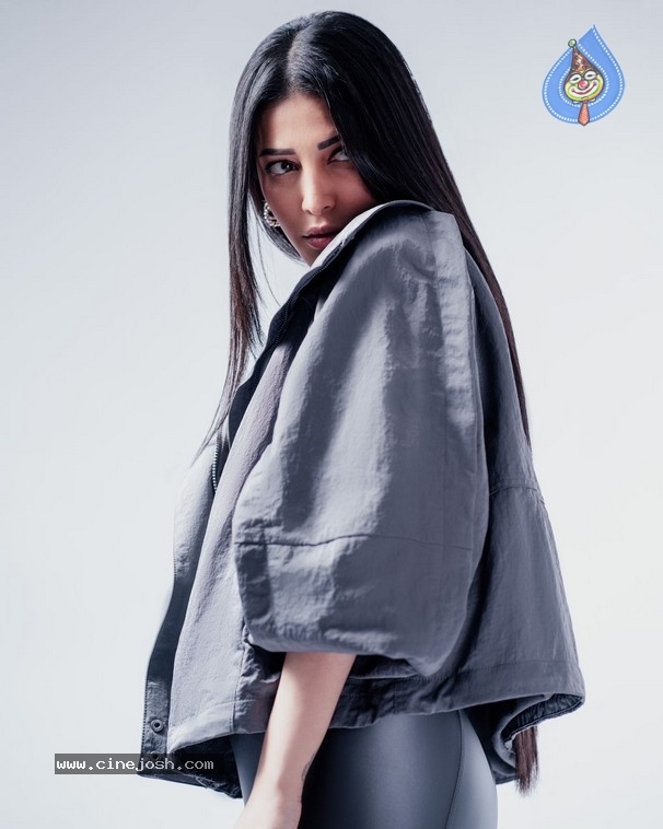 Shruti Haasan Photos - 2 / 9 photos