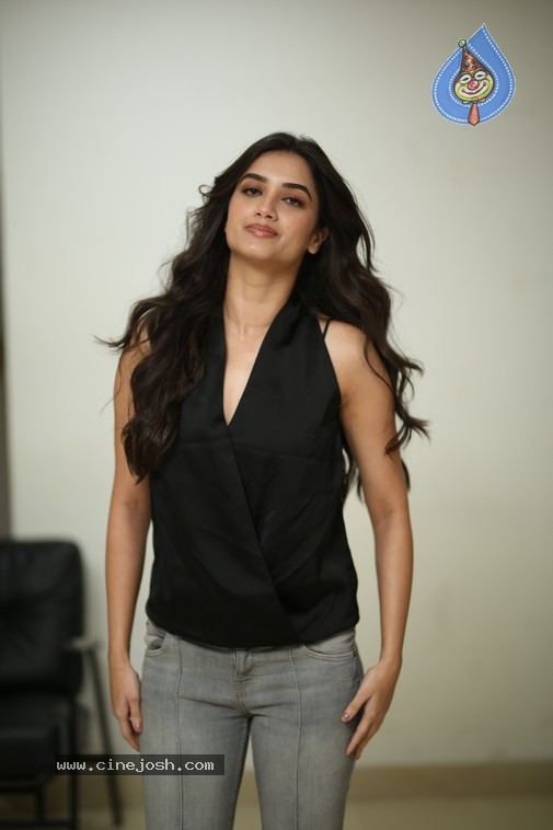 Bhagyashri Borse Photos - 12 / 13 photos