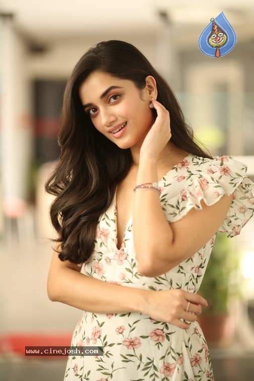 Bhagyashri Borse Photos - 6 / 21 photos