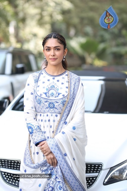 Mrunal Thakur Photos - 13 / 14 photos