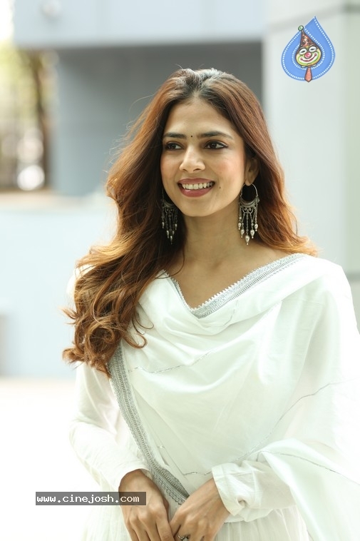 Malavika Mohanan Photos - 1 / 20 photos