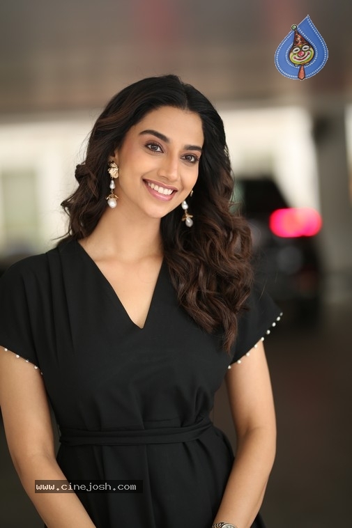 Meenakshi Chaudhary Photos - 12 / 20 photos