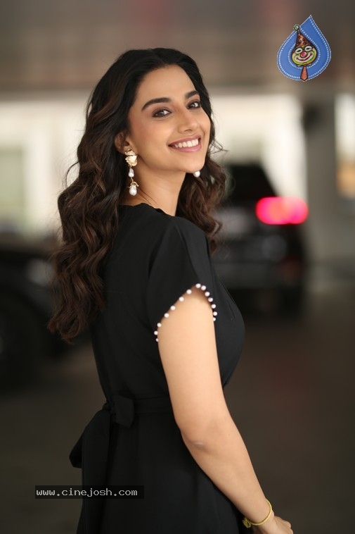 Meenakshi Chaudhary Photos - 13 / 20 photos