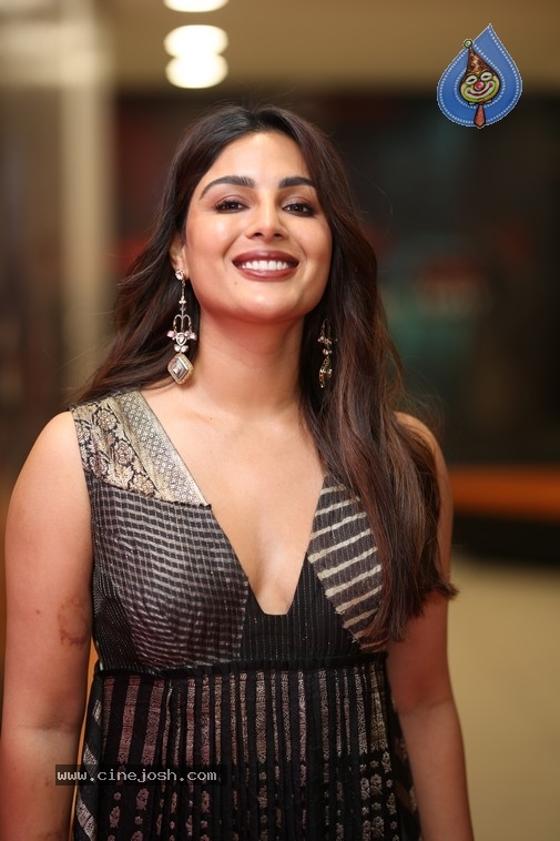 Samyuktha Photos - 4 / 9 photos