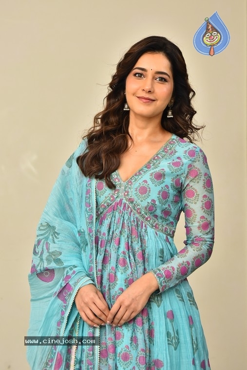 Raashii Khanna Photos - 2 / 7 photos