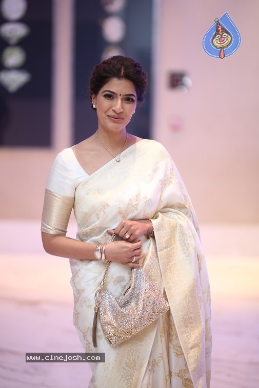 VaraLakshmi Sarathkumar Photos - 1 / 21 photos