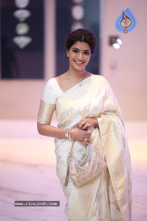 VaraLakshmi Sarathkumar Photos - 5 / 21 photos