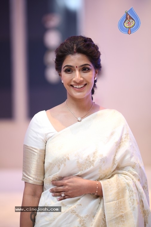 VaraLakshmi Sarathkumar Photos - 7 / 21 photos