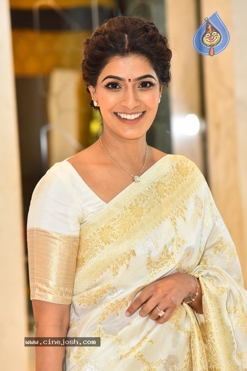 VaraLakshmi Sarathkumar Photos - 10 / 21 photos