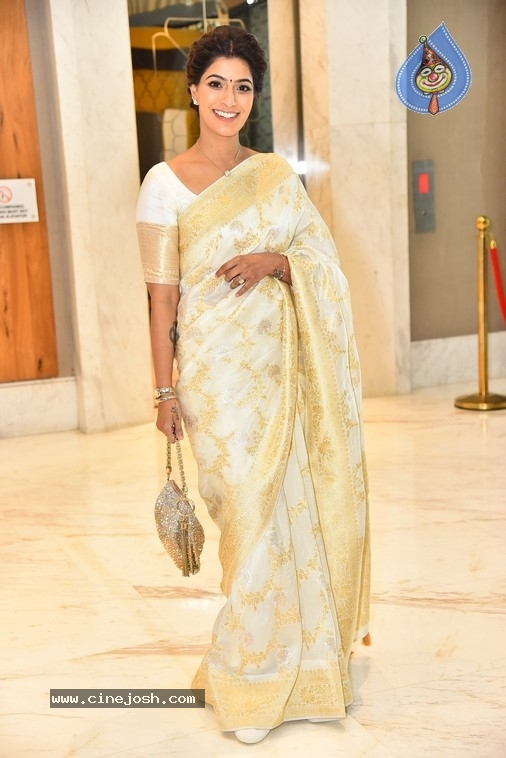 VaraLakshmi Sarathkumar Photos - 12 / 21 photos