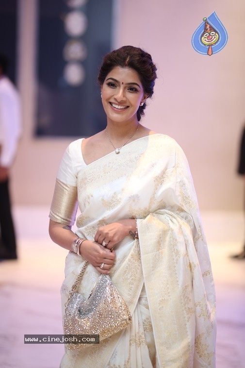 VaraLakshmi Sarathkumar Photos - 16 / 21 photos