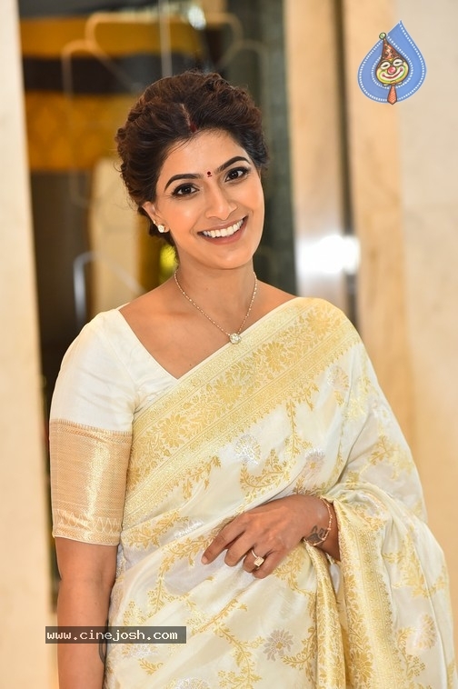 VaraLakshmi Sarathkumar Photos - 18 / 21 photos