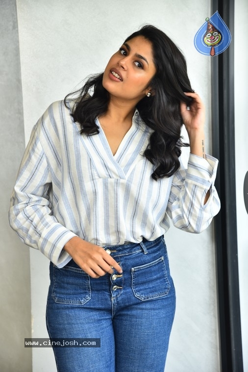 Faria Abdullah Photos - 2 / 16 photos