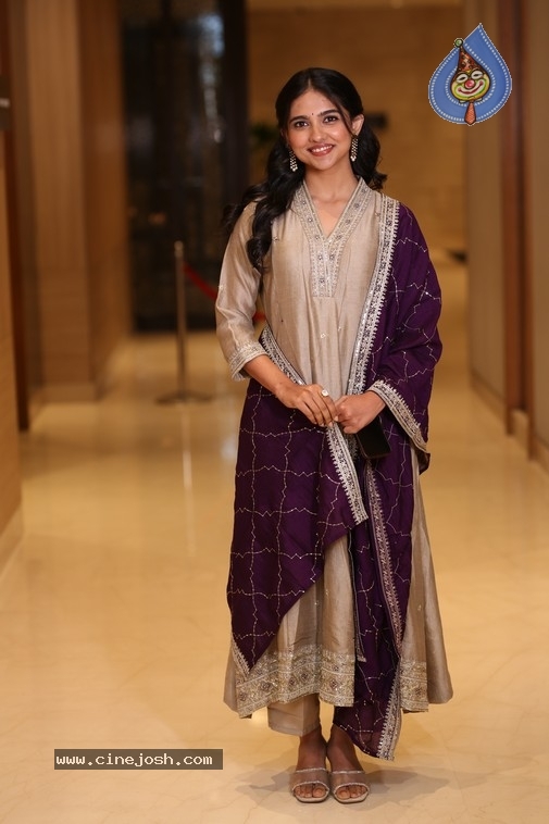 Mamitha Baiju Photos - 12 / 20 photos