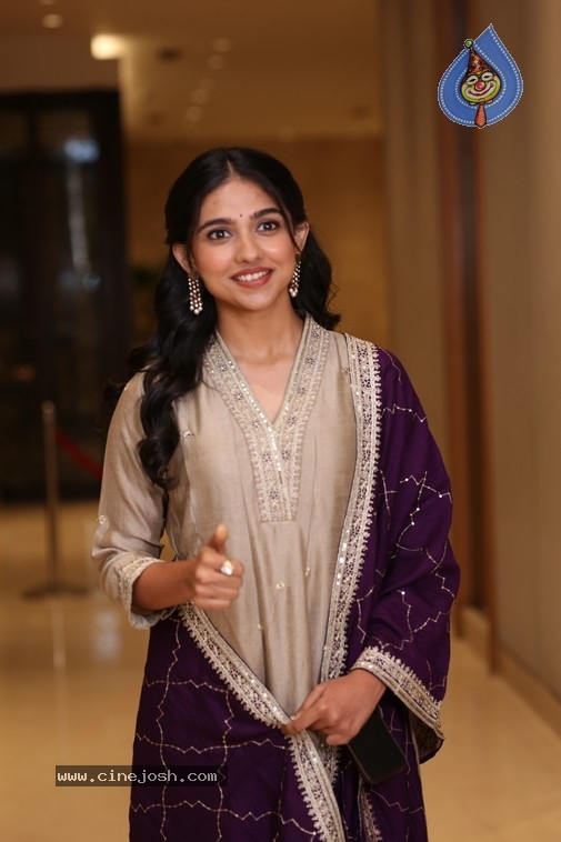 Mamitha Baiju Photos - 14 / 20 photos