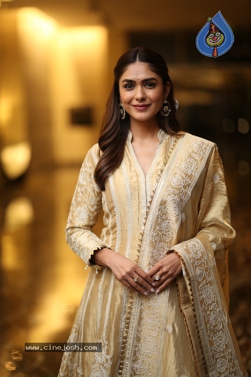 Mrunal Thakur Photos - 1 / 18 photos